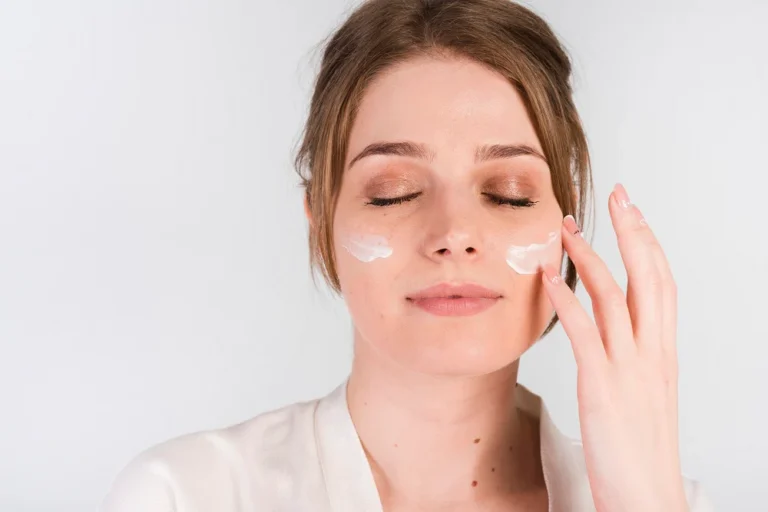 Anti-Aging Beauty Guide: How to Keep Your Skin Looking Young Anti-Aging Beauty Guide: How to Keep Your Skin Looking Young Naturally